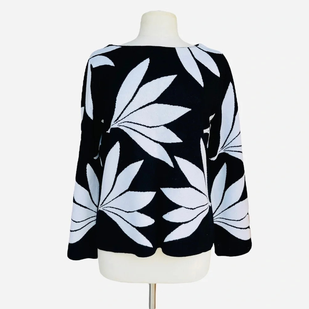 TWO TWENTY FIVE Women’s M Black White Graphic Floral Knit Bell-Sleeve Sweater